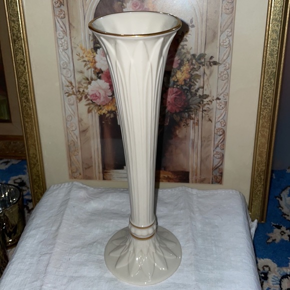 LENOX Ivory Fluted Porcelain Tivoli Bud Vase Embossed Gold Trim - Picture 10 of 10